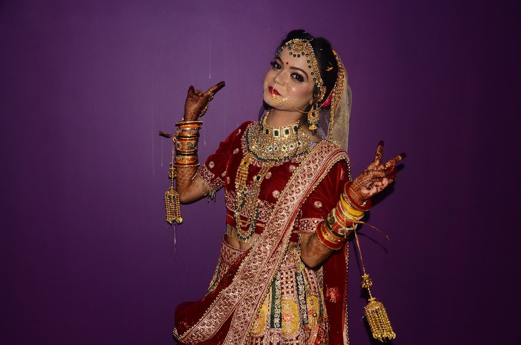 Vidyanshi Makeover Saloon And Academy Best Makeup Saloon In Bahraich