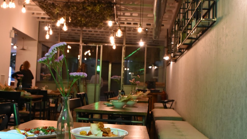 OMNIA CAFE BAR — Comida y bebida