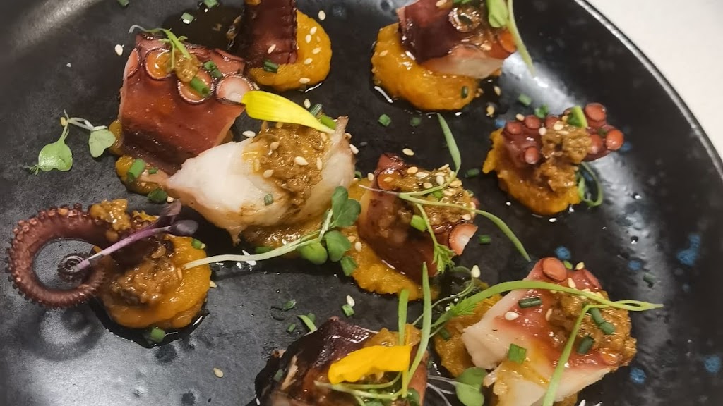Urban Lloc restaurante — Comida y bebida