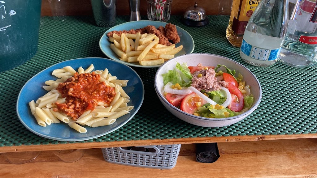 29 Vint-i-nou Lounge Bar — Comida y bebida