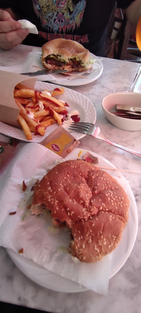 Hamburgueseria San Francisco — Comida y bebida