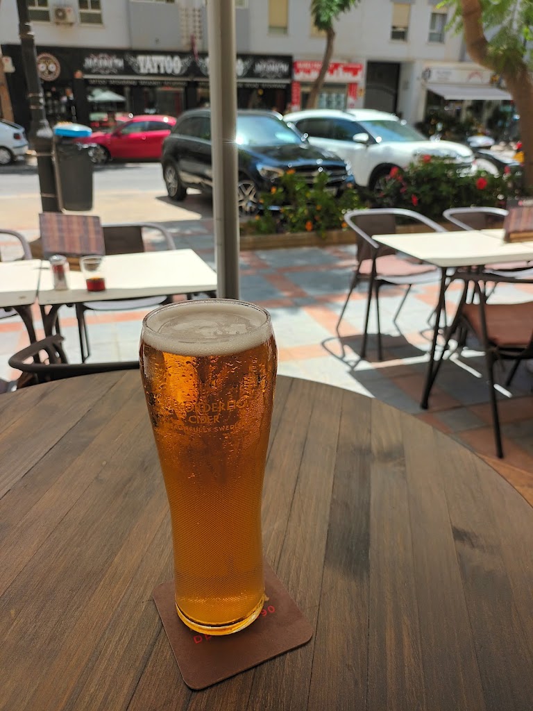 Clarky's Bar — Comida y bebida