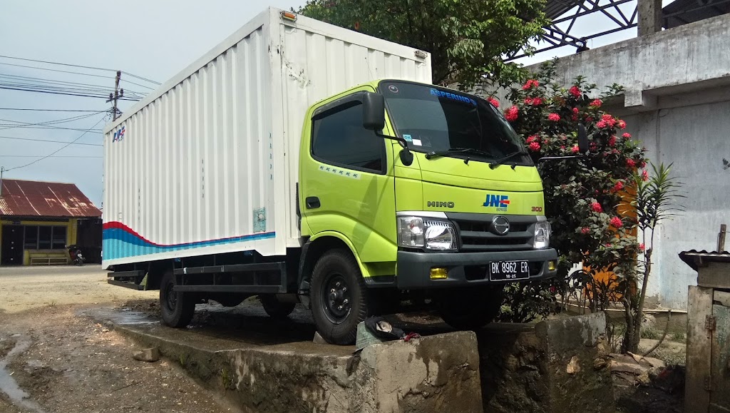 Tempat cuci mobil Ridho KM 4