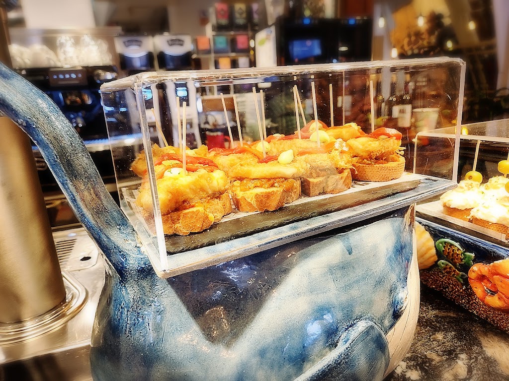 La Olla de la Plaza Nueva — Comida y bebida