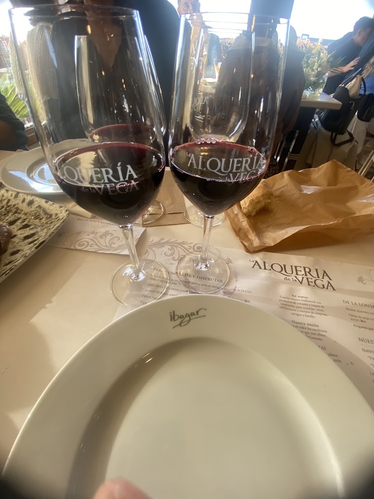 Restaurante La Alqueria de La Vega — vino tinto