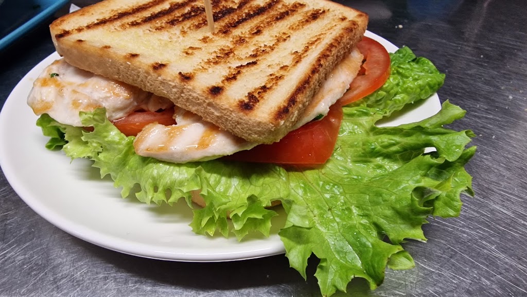 El Aguila Bar Restaurante — Comida y bebida