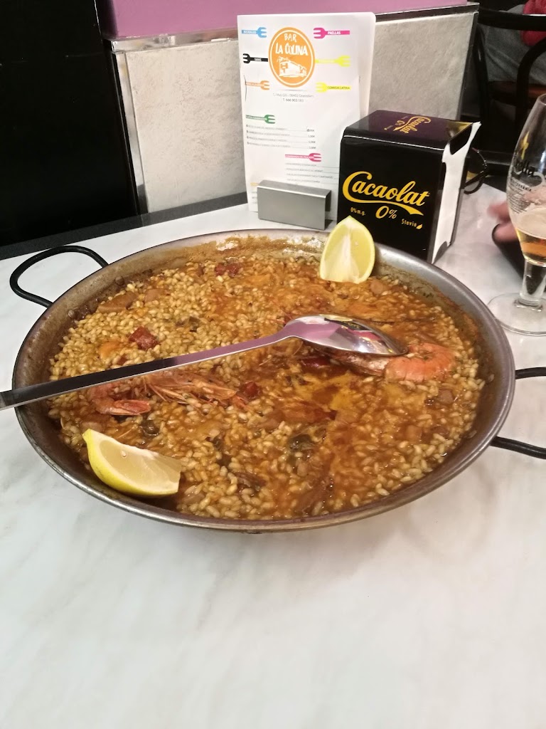 Bar La Colina — Comida y bebida
