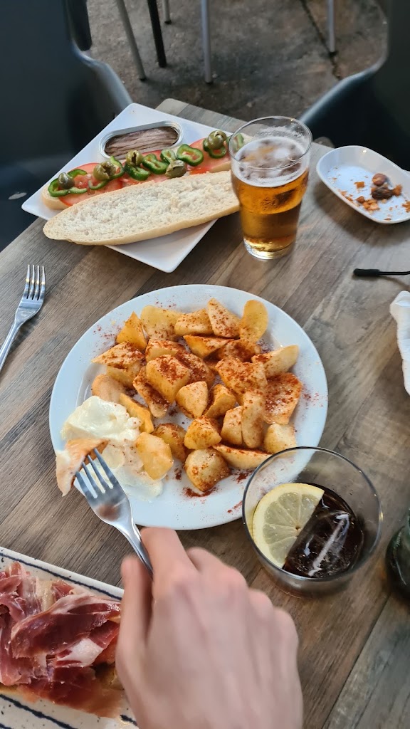 Cerveceria El Trull — Comida y bebida