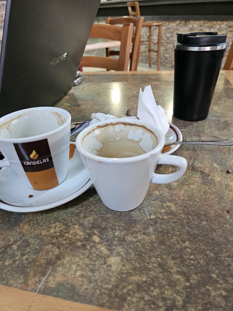 Cafe Avenida. — Comida y bebida