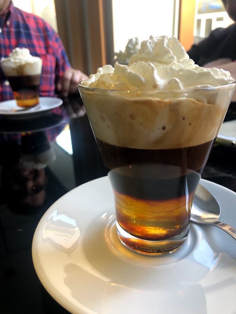 Camaleon Cafe & Copas — Comida y bebida