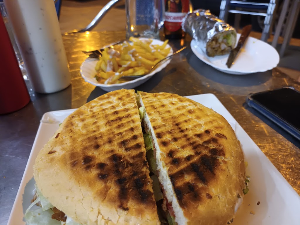 Bar restaurante Tony Shoarma — Comida y bebida