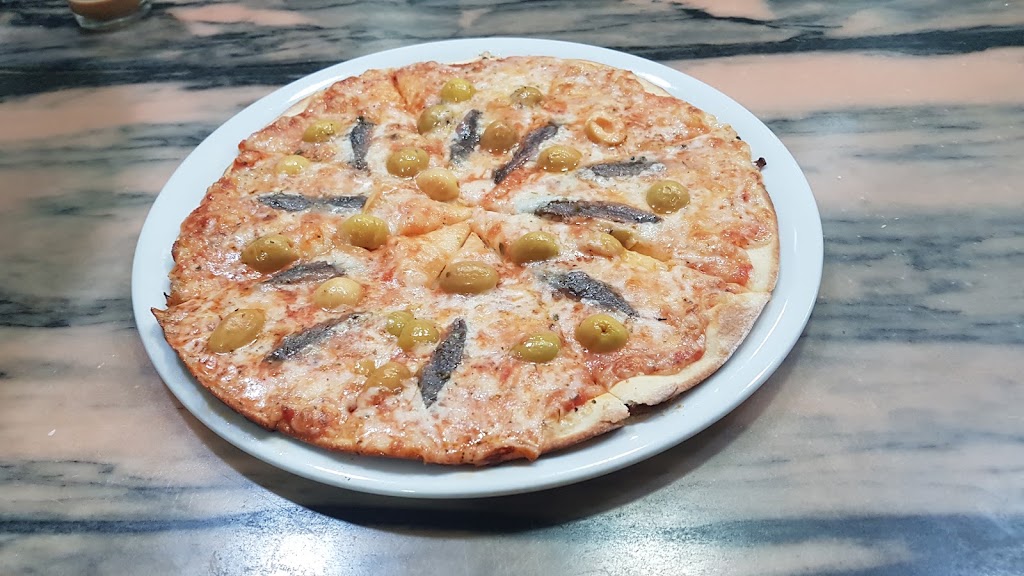 Pizzeria Napoli — Comida y bebida