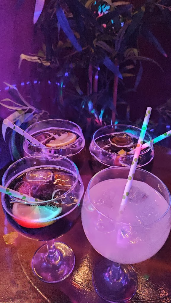 Vogue 22 Music Club — Comida y bebida