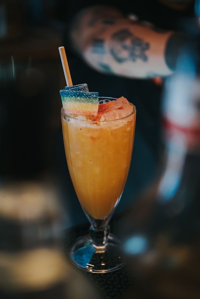 The Room Lounge — Comida y bebida