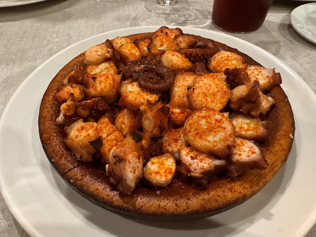 Restaurante LarOs Pios — Comida y bebida