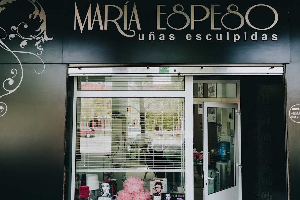 Maria espeso unas esculpidas — Exterior