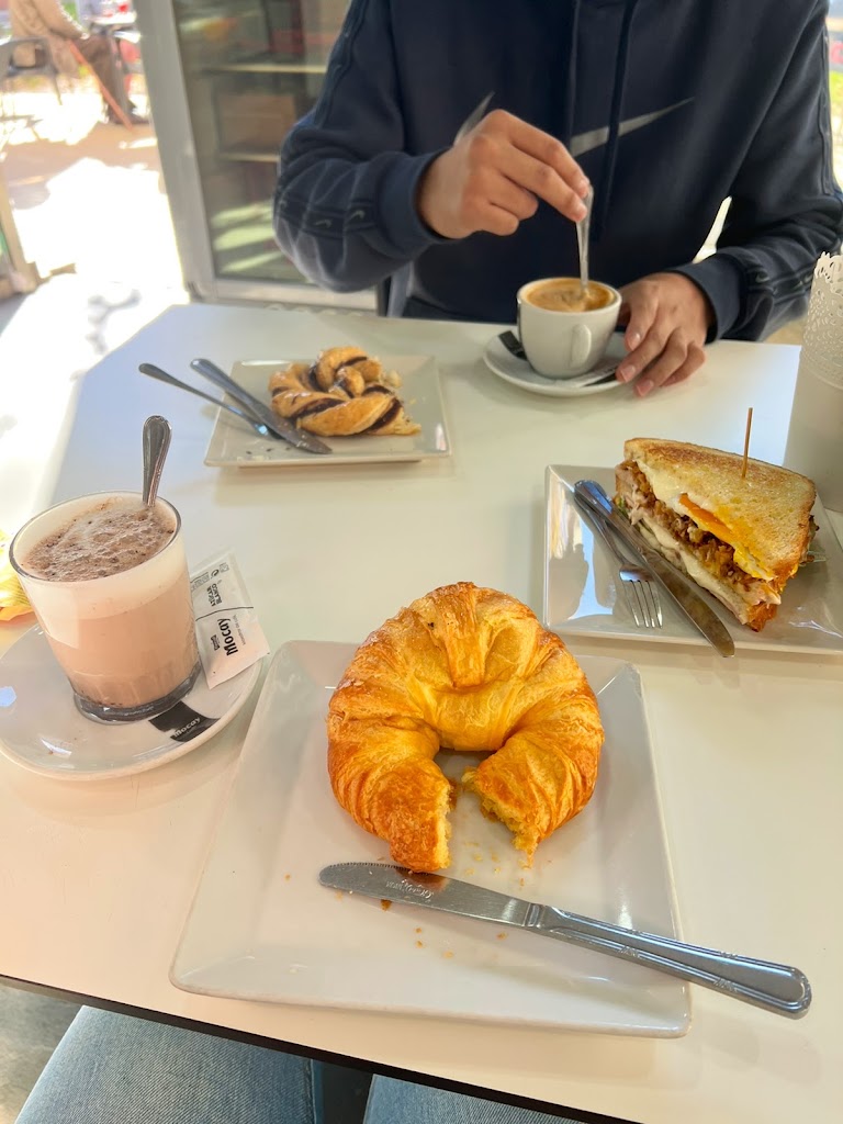 Cafeteria Al Asunto — Comida y bebida