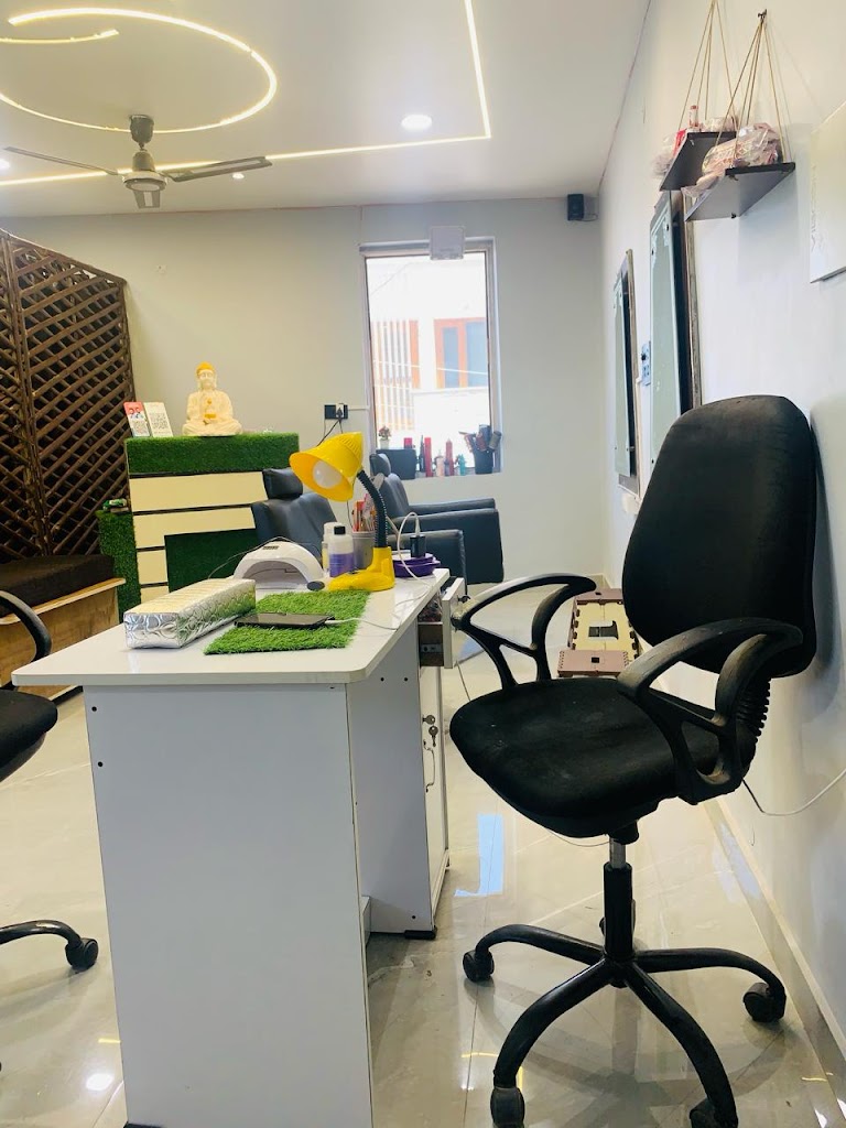 Sharan Makeovers Unisex Salon Acdemy