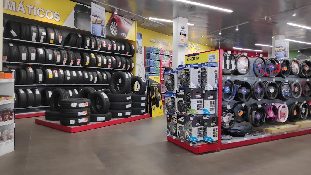 Center's Auto Pulianas — Interior