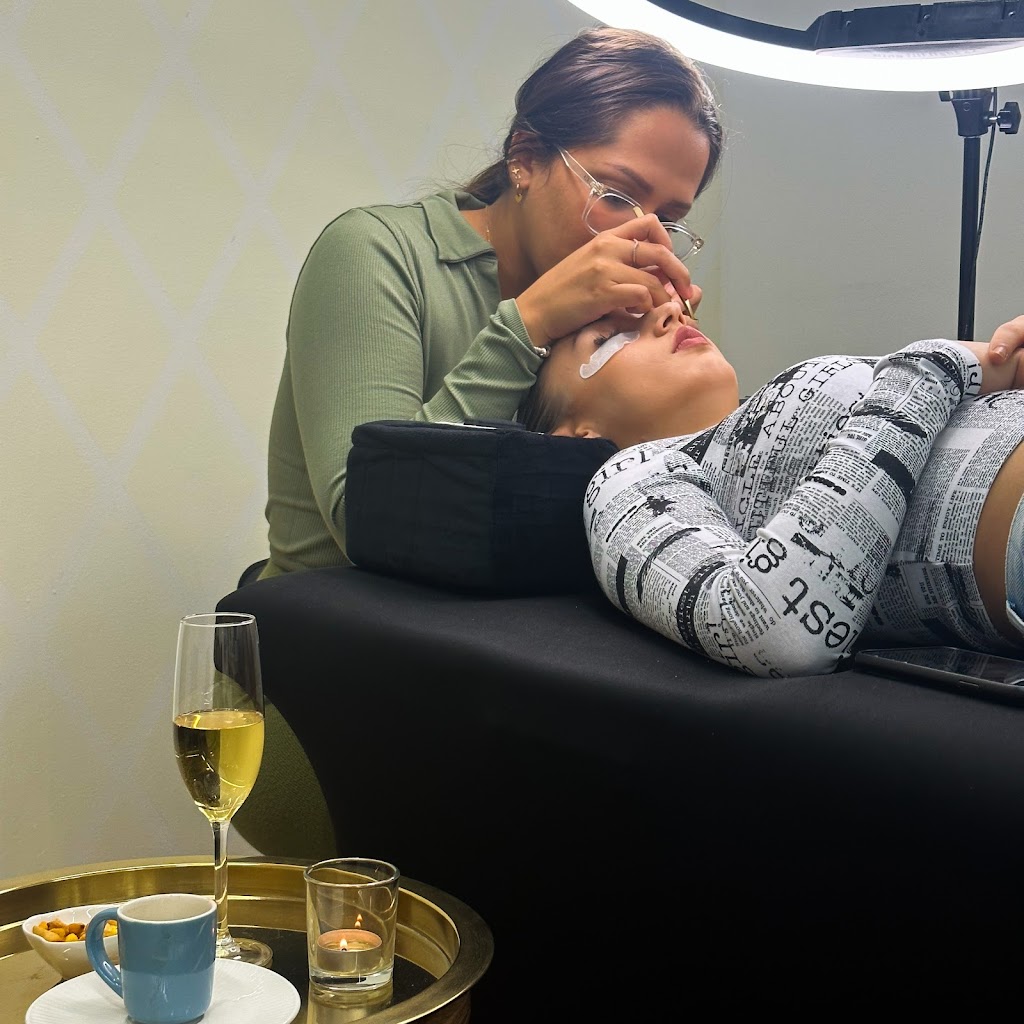 Pestanas y Cejas | Holash Studio Illescas | Manicura