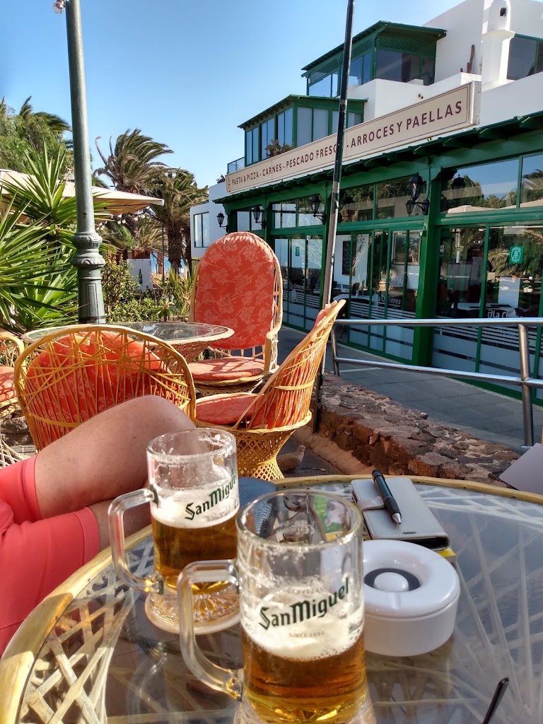 Robinson Cocktail Bar — Comida y bebida