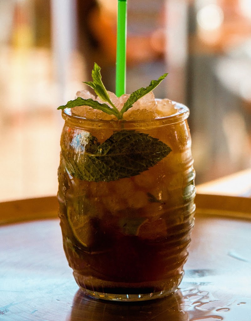 Banana Beach Bar — Comida y bebida