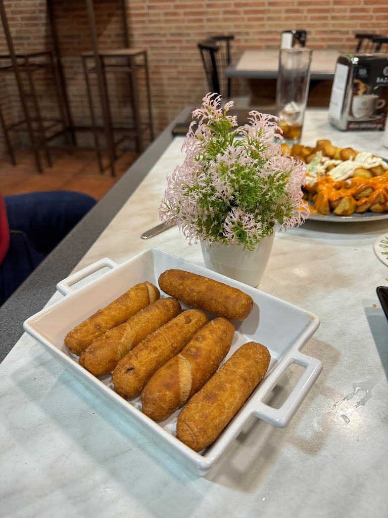 BAR EL TROVADOR — Comida y bebida