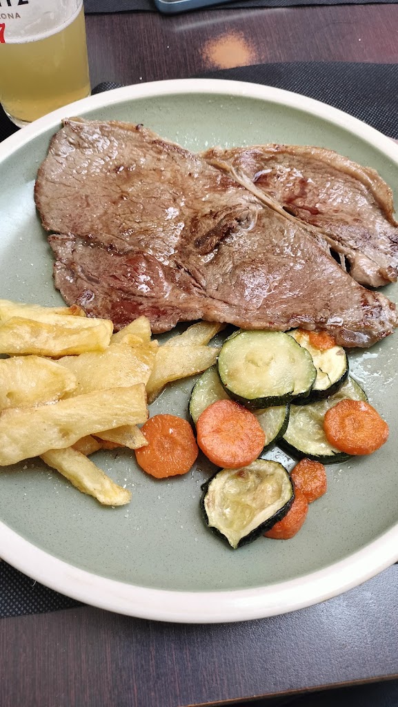 El Cafe del Casino por tints Figueres — Comida y bebida