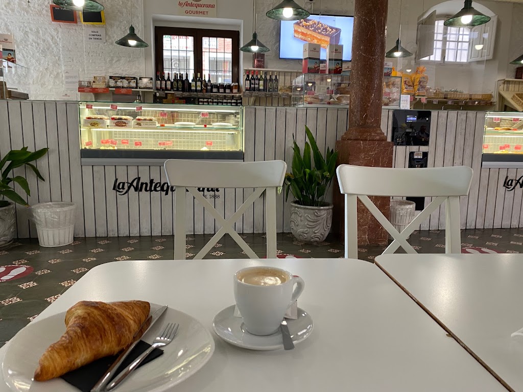 La Antequerana — Comida y bebida