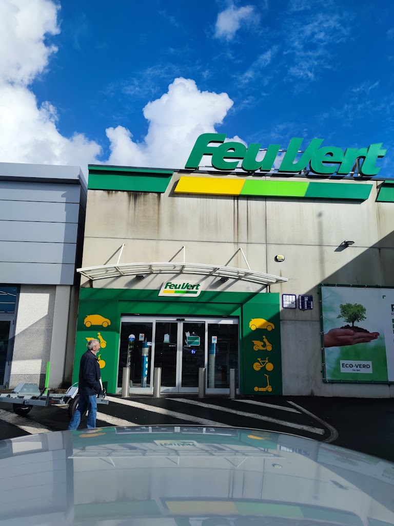 Feu Vert — Exterior