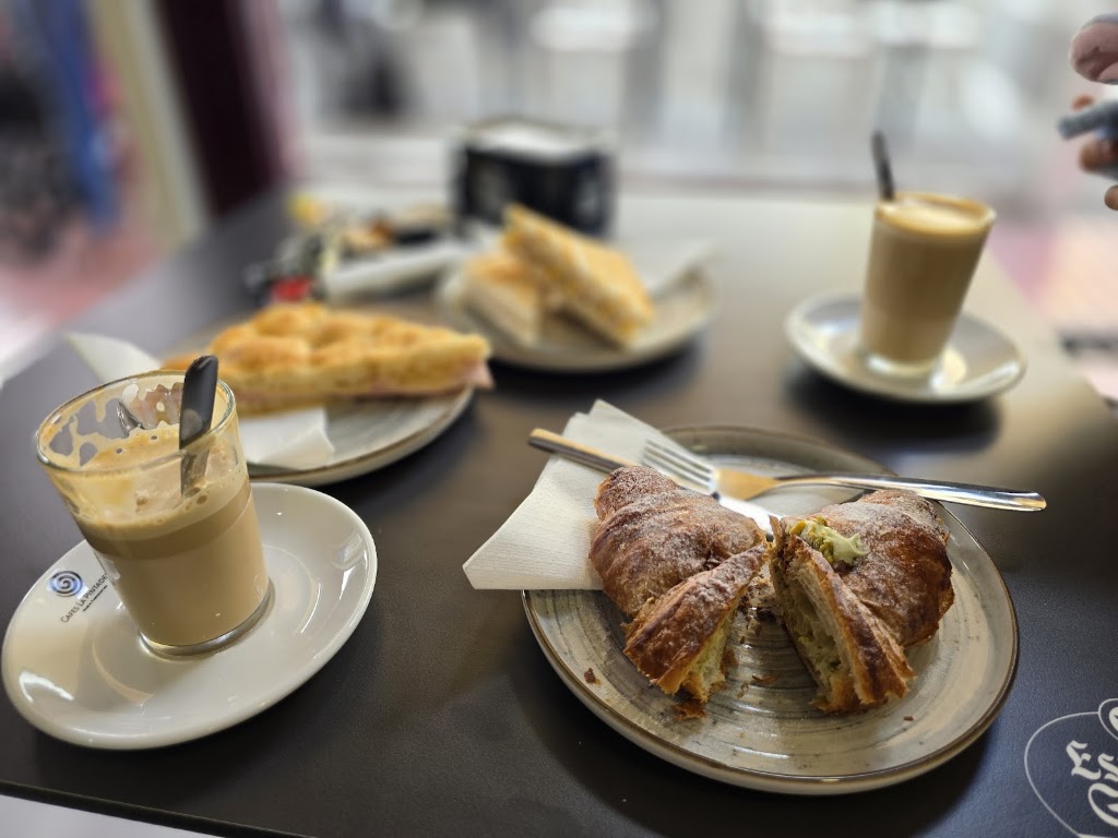 Paraky bar cafeteria — Comida y bebida
