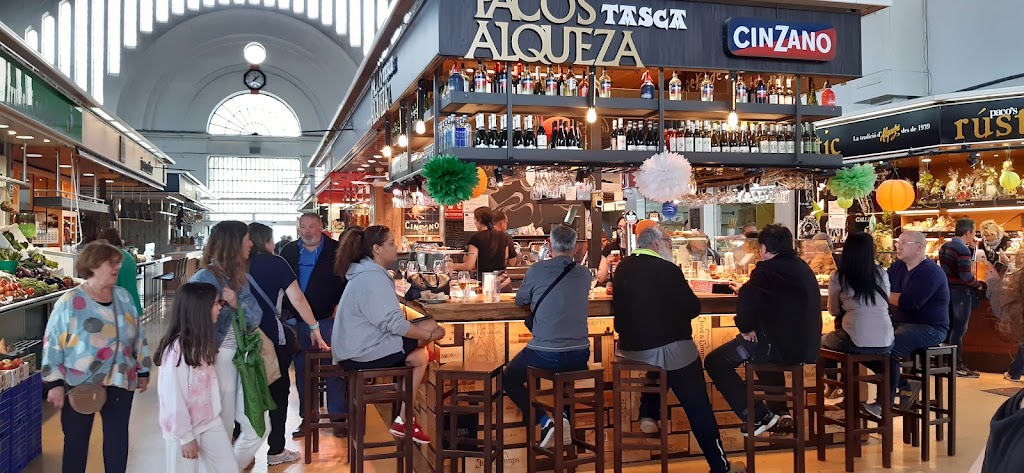 Pacos Alqueza, tasca — Ambiente