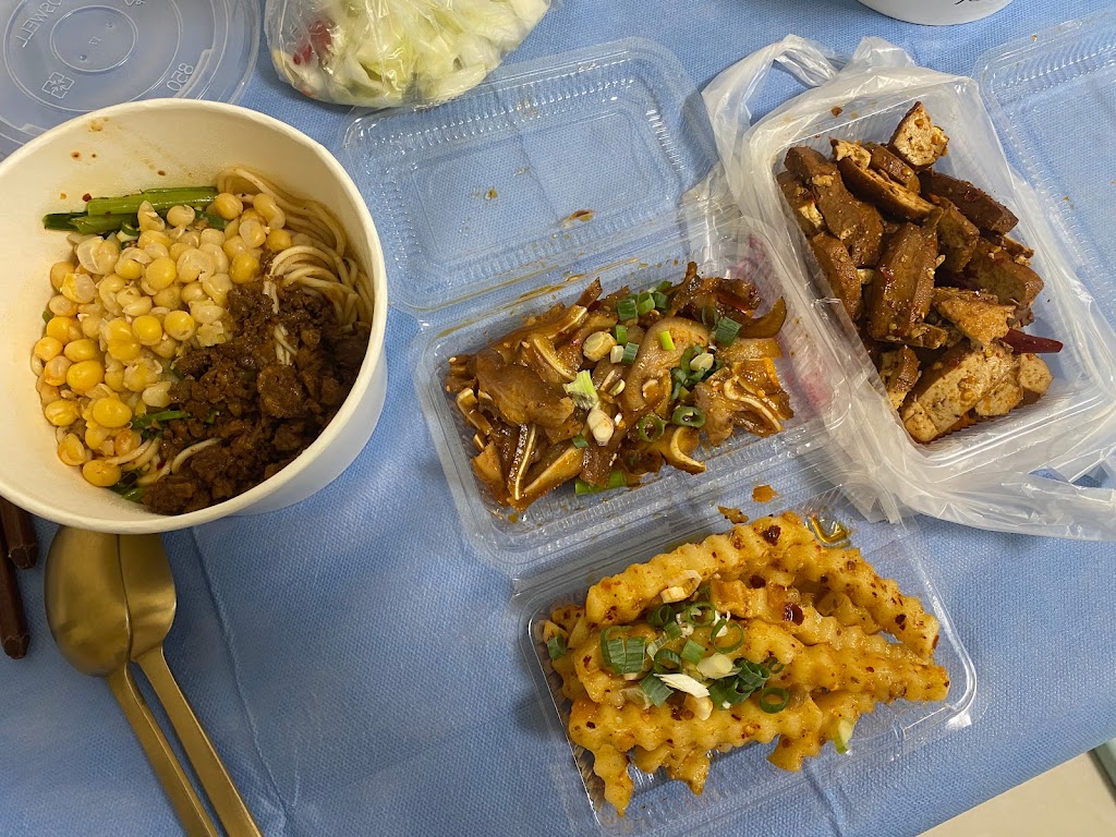 巷子重慶小麵《特色口水雞｜雜醬酸辣粉｜豌雜米線｜老麻抄手｜酸菜肉絲米線｜麻辣涼麵｜三鮮砂鍋米線｜紅燒牛肉麵｜紅燒肥腸麵｜泡椒鳳爪｜麻辣重慶小吃｜川渝私房小菜》 的照片