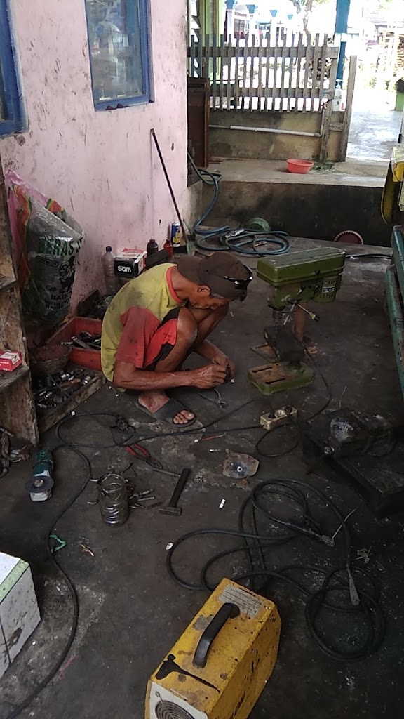 Bengkel " Lancar Jaya" Pak pi'i