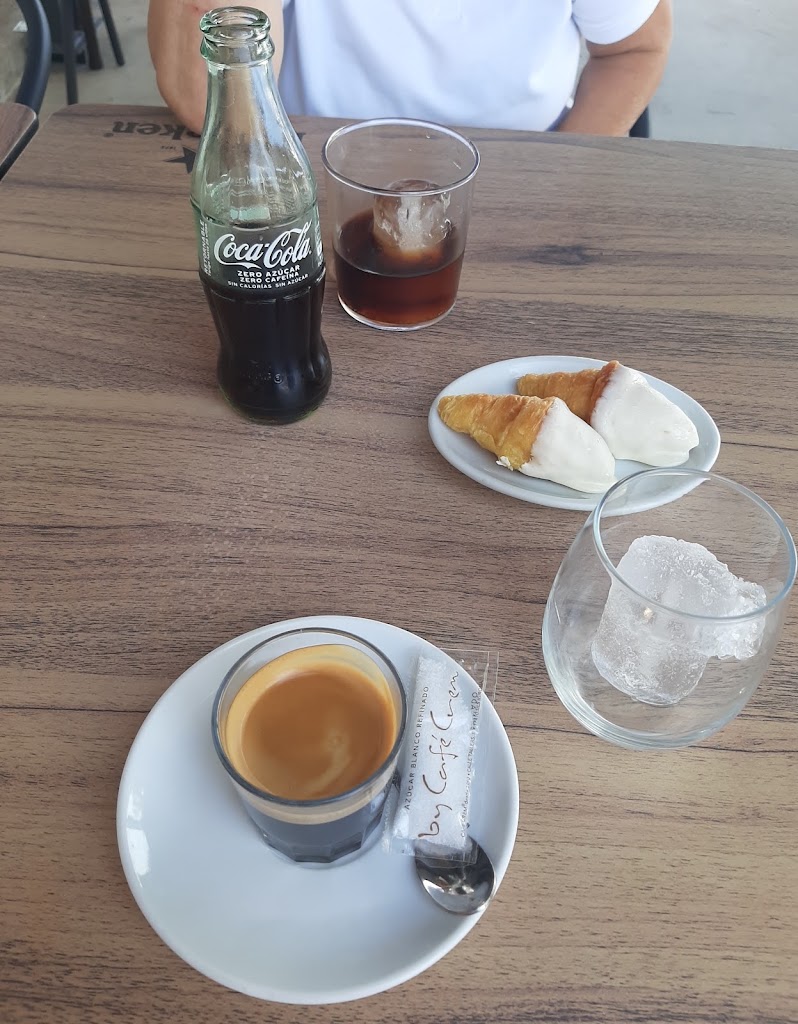 Cafeteria El Castell — Comida y bebida
