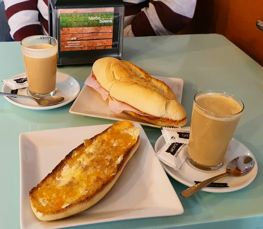 Cafeteria Hierbabuena — Comida y bebida