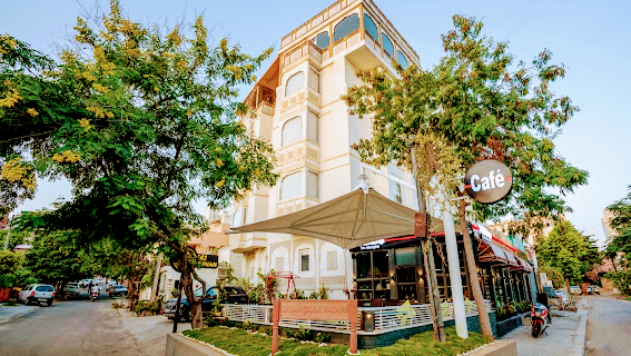 Hotel Ratangarh Palace