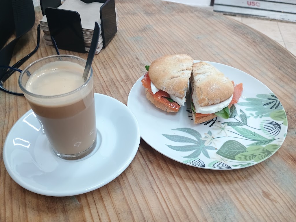 Cafeteria Cerveceria El Bastinazo — Comida y bebida