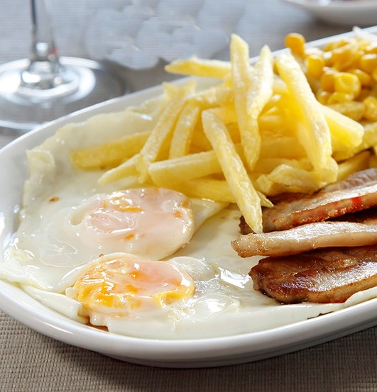 Internacional Lounge Bar & Resto — Comida y bebida