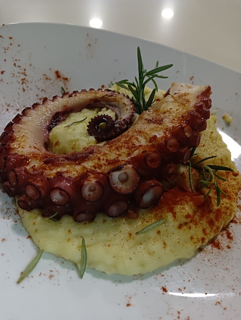 La Atipica — Comida y bebida