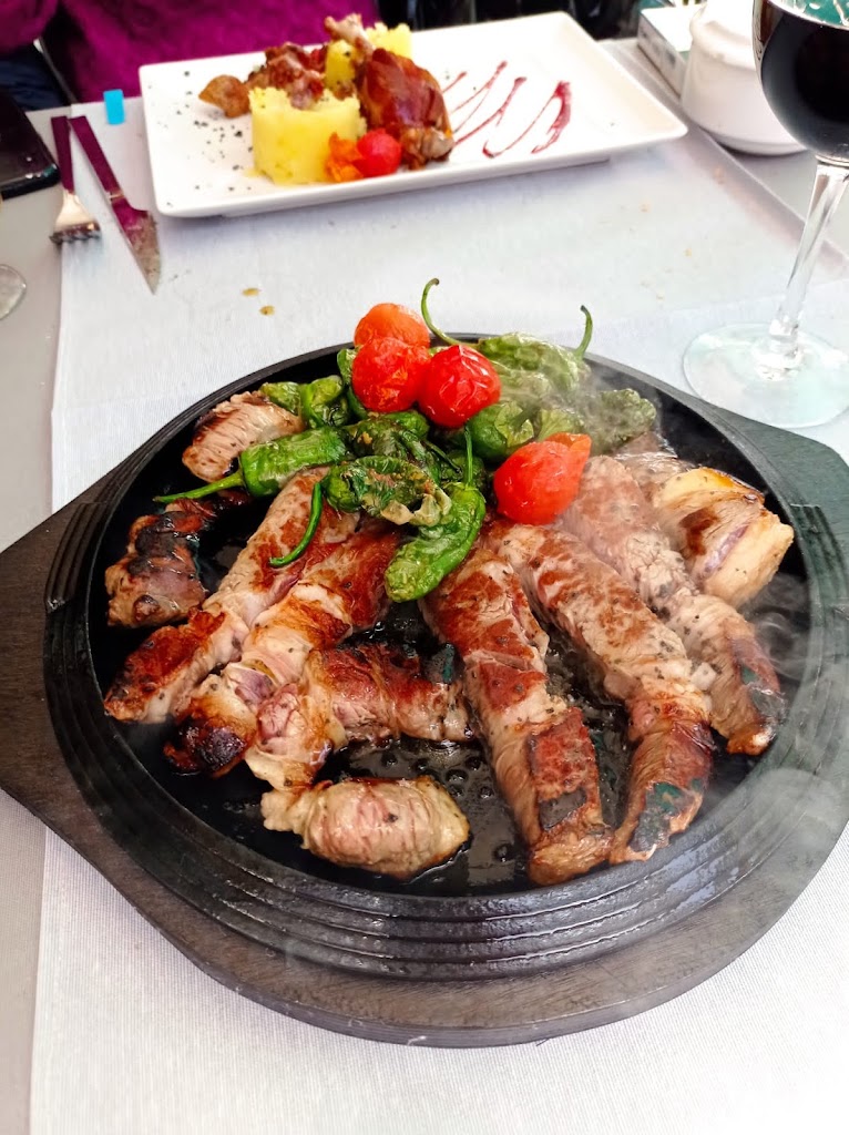 Restaurante Camenea — Comida y bebida