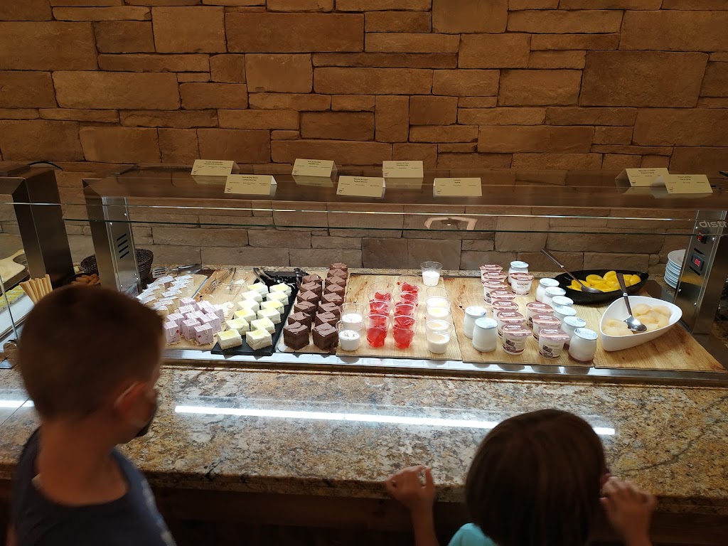 Creek View Buffet — Ambiente
