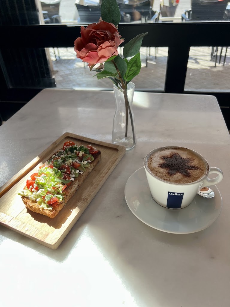 Cafeteria IL CROSTINO — Comida y bebida
