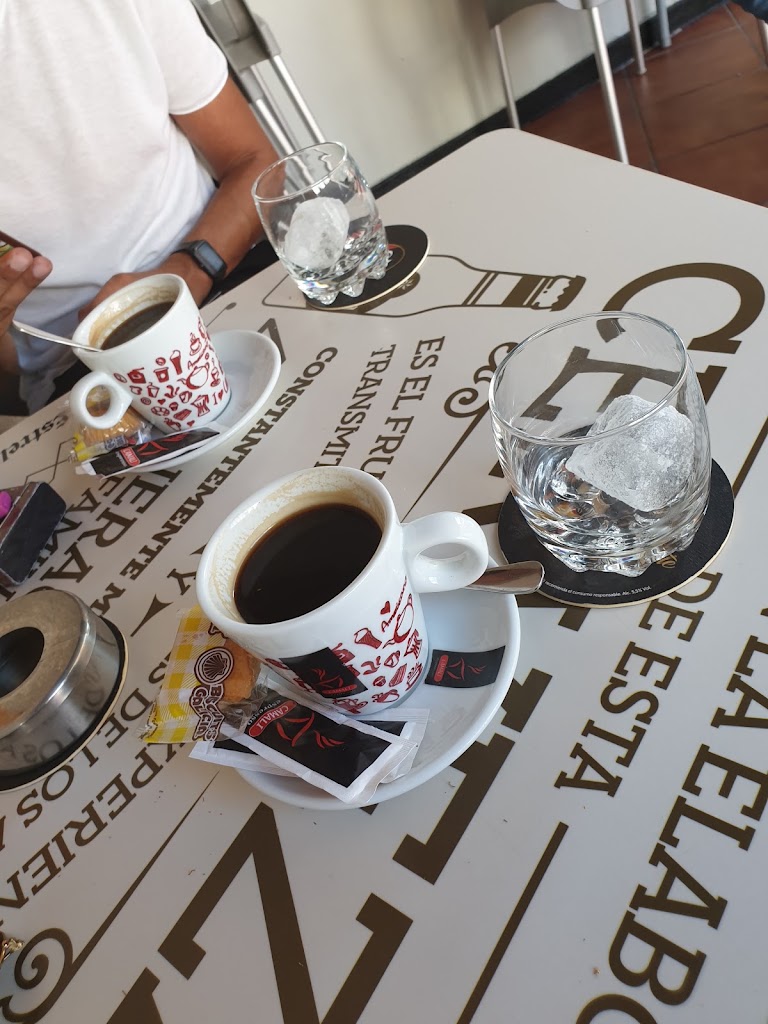 Dolar Cafeteria — Comida y bebida