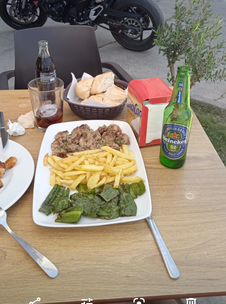 Bar La Exposicion — Comida y bebida