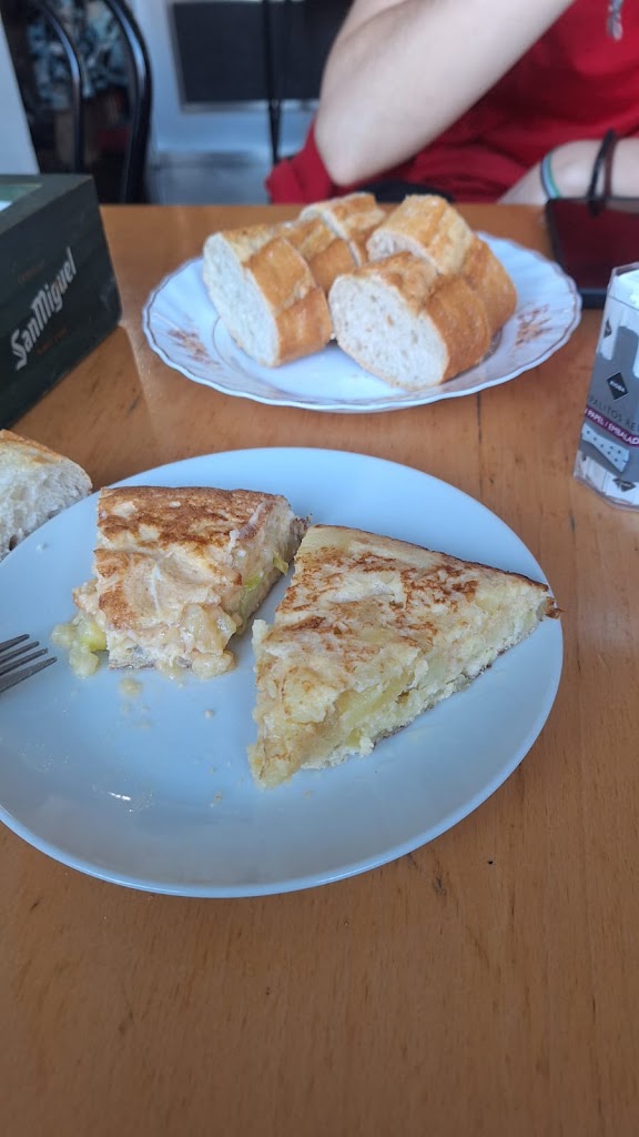 Bar Cafeteria Luis — Comida y bebida