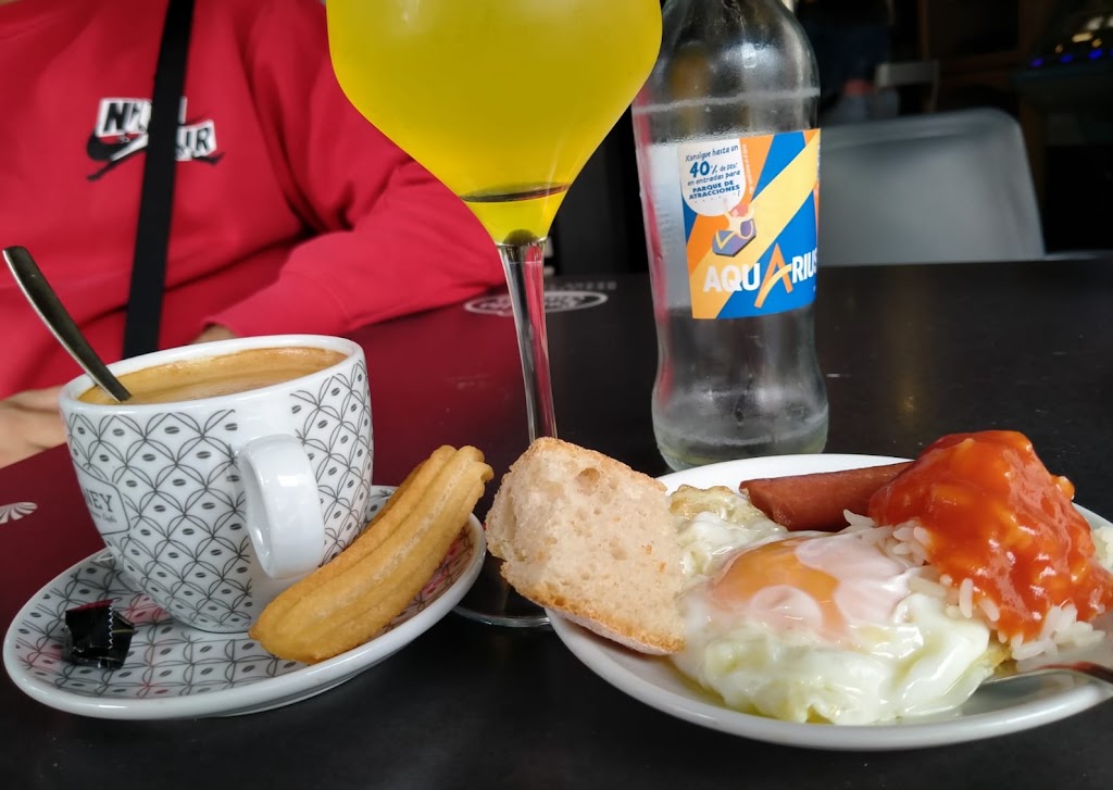 Cafe Menfis — Comida y bebida