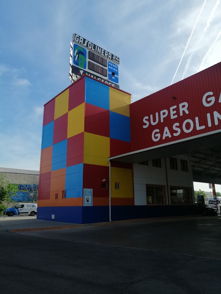 Super Gasoil — Exterior