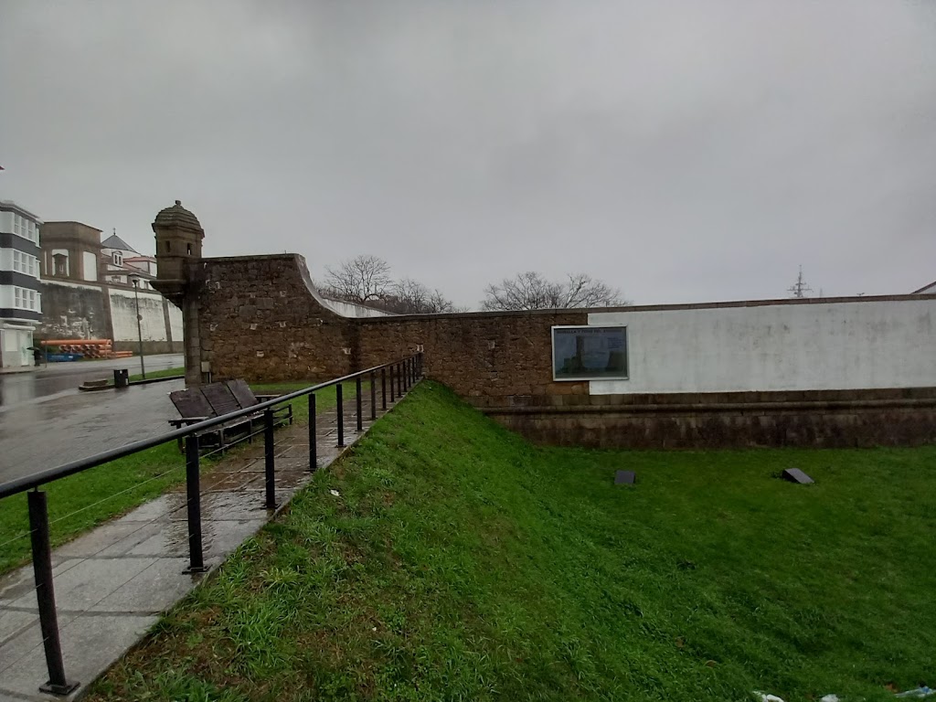 Muralla y foso del Arsenal