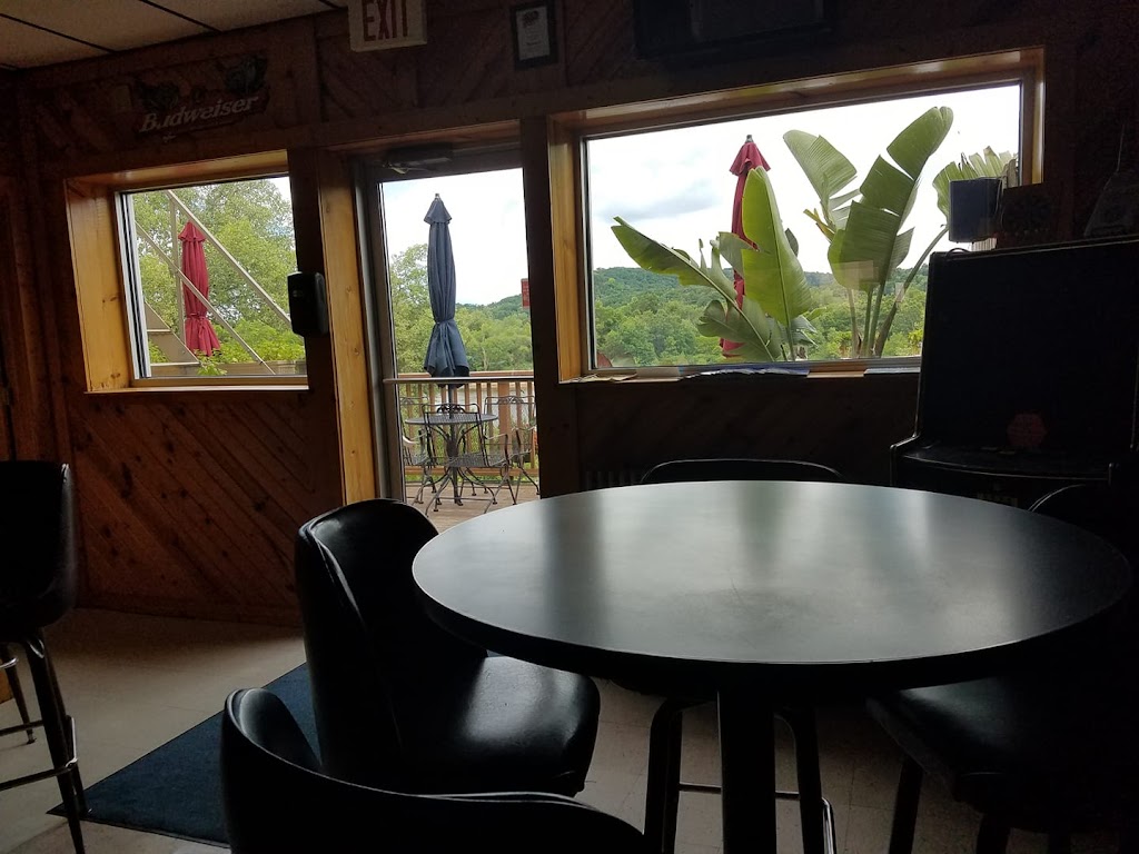  Que's Bar & River Deck